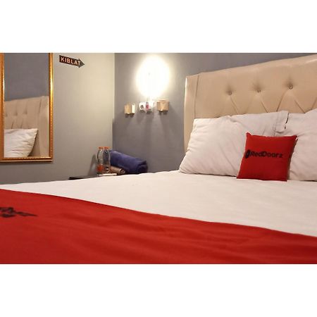 Reddoorz At Deluxe Hotel Near Terminal Purabaya Bungurasih Sidoarjo Bagian luar foto