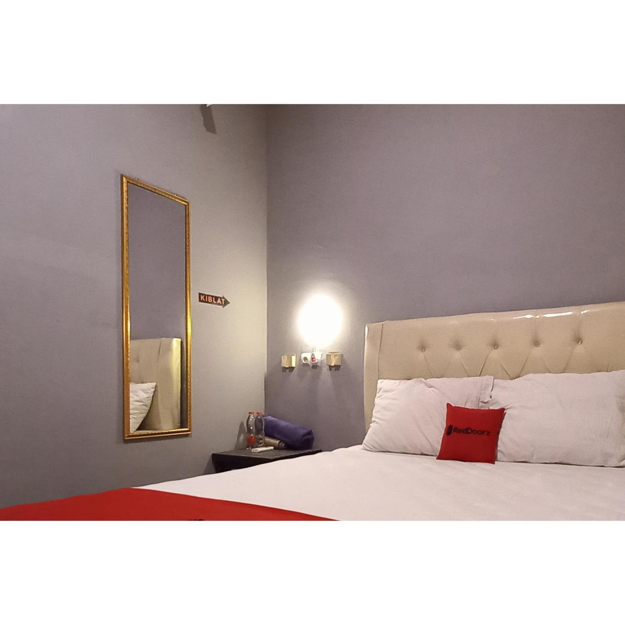 Reddoorz At Deluxe Hotel Near Terminal Purabaya Bungurasih Sidoarjo Bagian luar foto