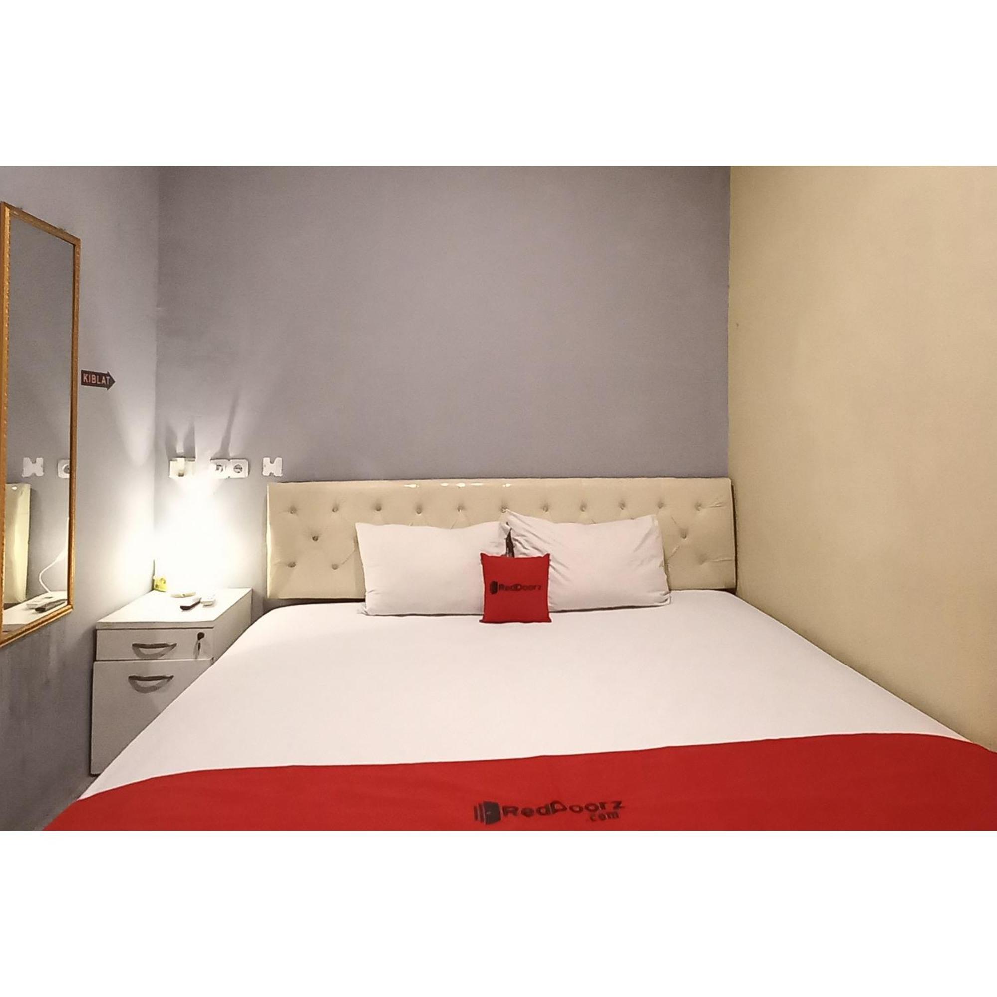 Reddoorz At Deluxe Hotel Near Terminal Purabaya Bungurasih Sidoarjo Bagian luar foto