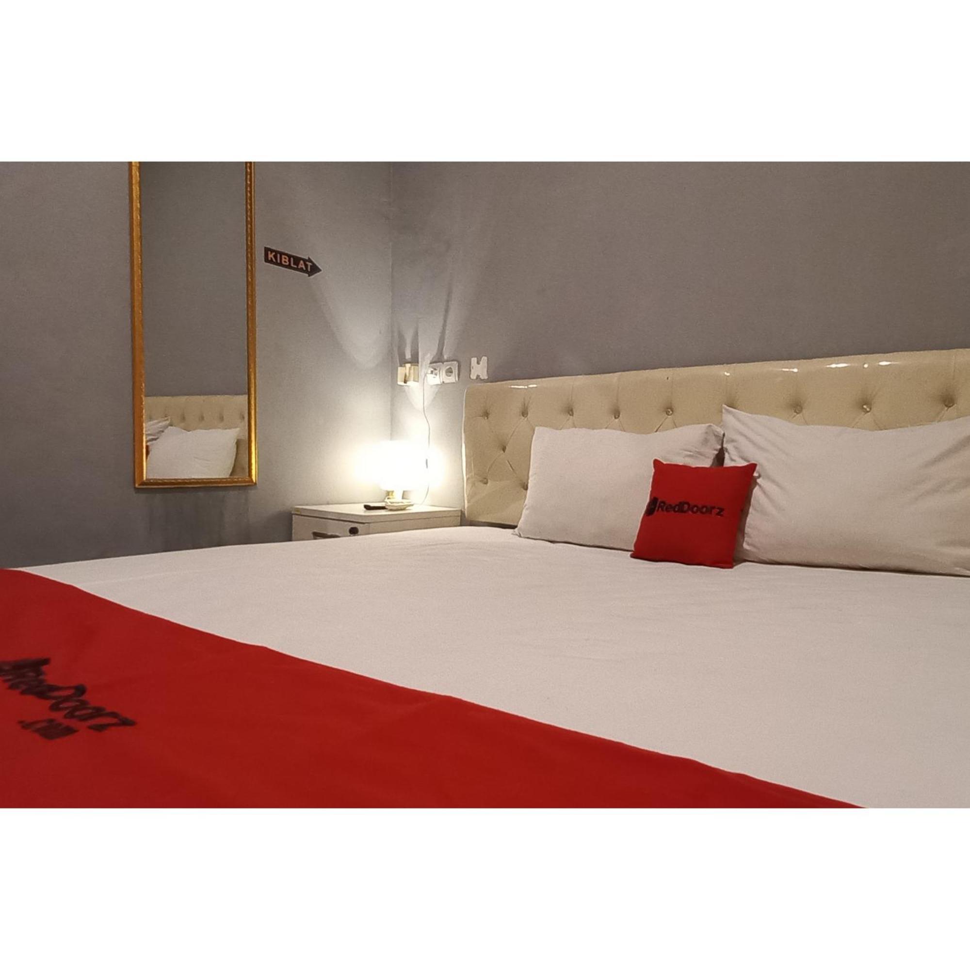Reddoorz At Deluxe Hotel Near Terminal Purabaya Bungurasih Sidoarjo Bagian luar foto