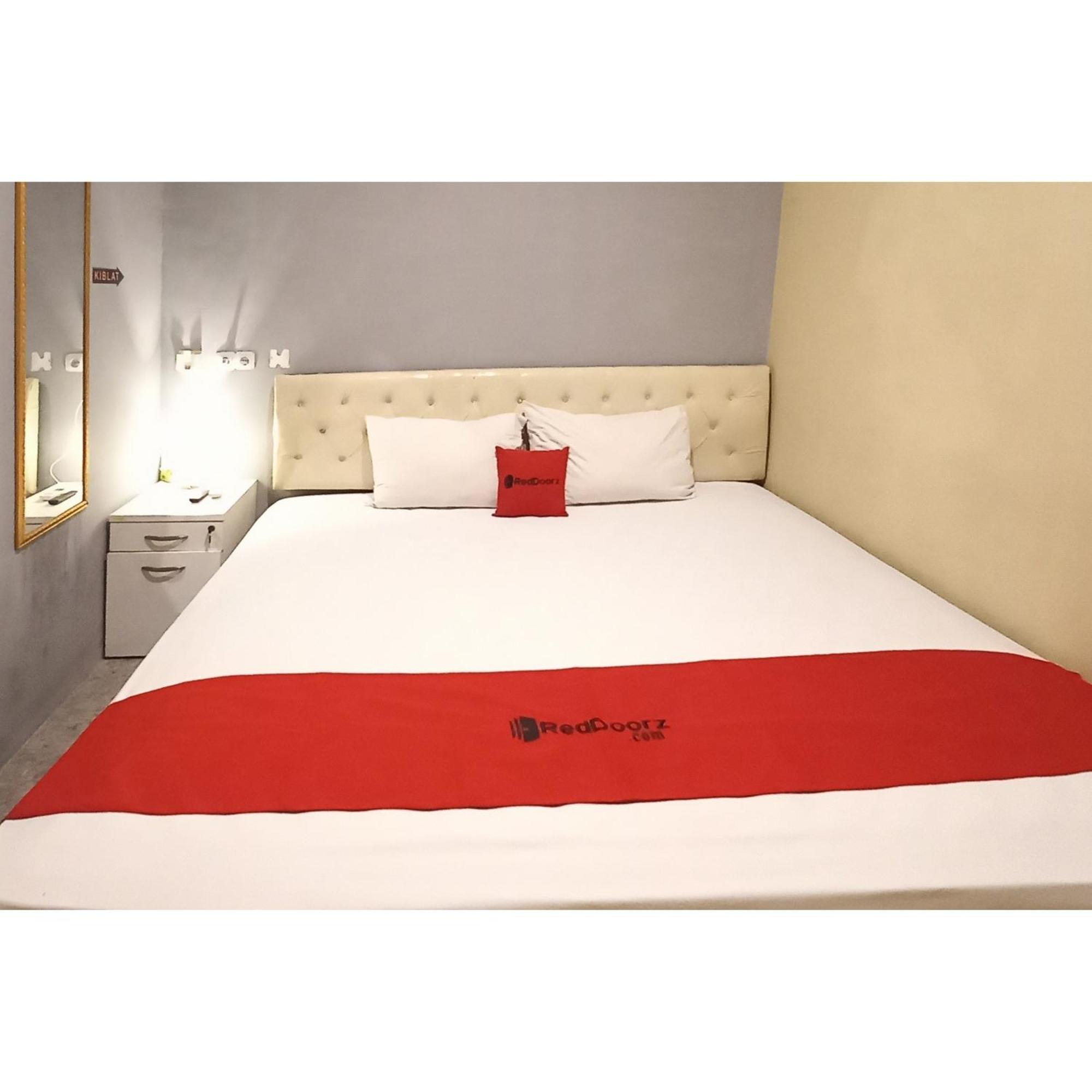 Reddoorz At Deluxe Hotel Near Terminal Purabaya Bungurasih Sidoarjo Bagian luar foto