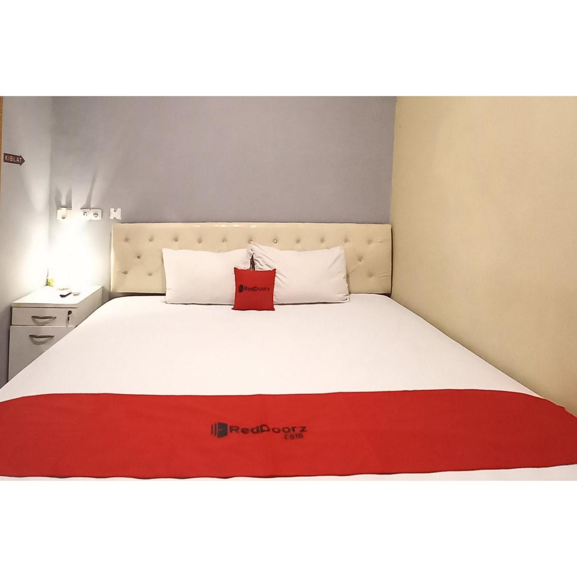 Reddoorz At Deluxe Hotel Near Terminal Purabaya Bungurasih Sidoarjo Bagian luar foto