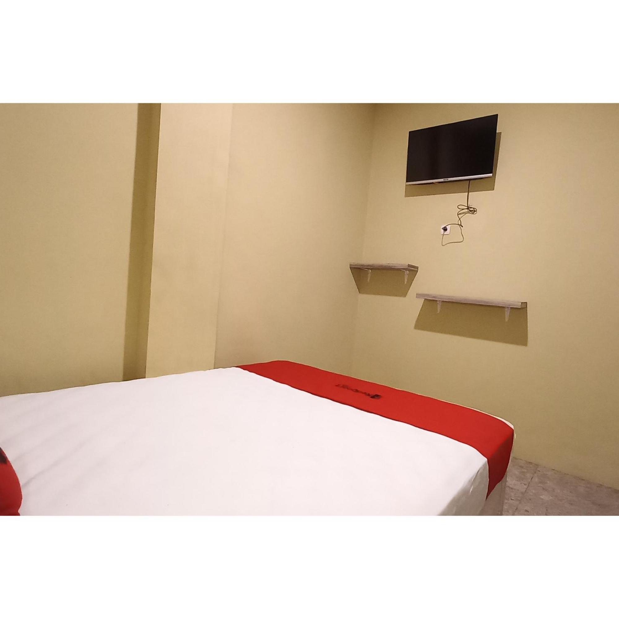 Reddoorz At Deluxe Hotel Near Terminal Purabaya Bungurasih Sidoarjo Bagian luar foto