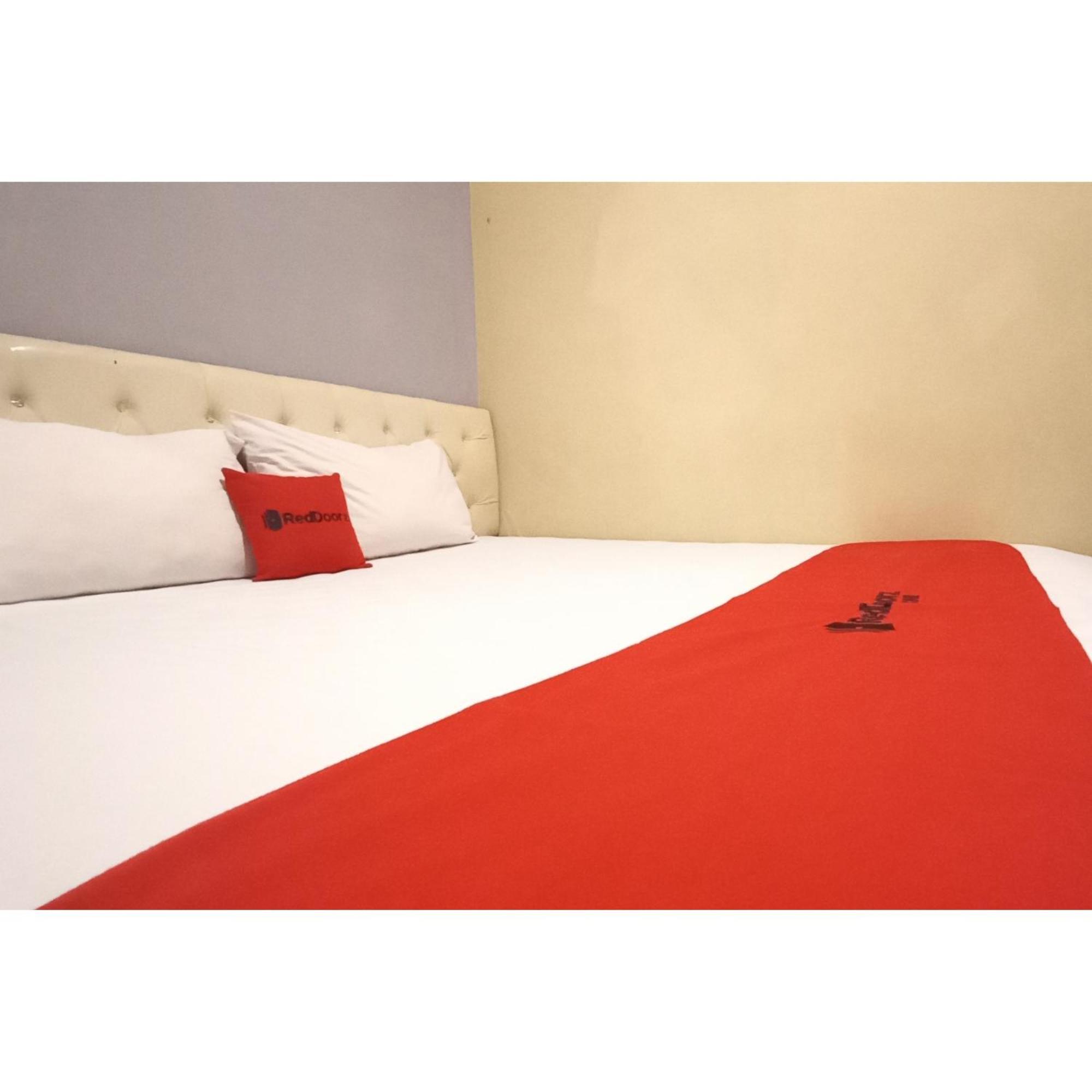 Reddoorz At Deluxe Hotel Near Terminal Purabaya Bungurasih Sidoarjo Bagian luar foto