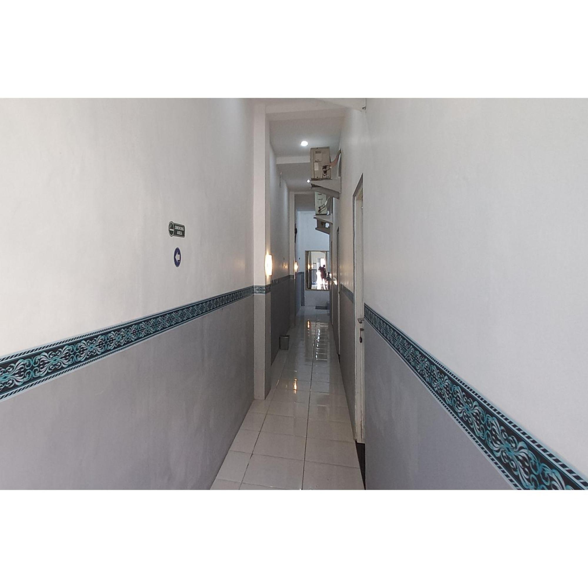 Reddoorz At Deluxe Hotel Near Terminal Purabaya Bungurasih Sidoarjo Bagian luar foto