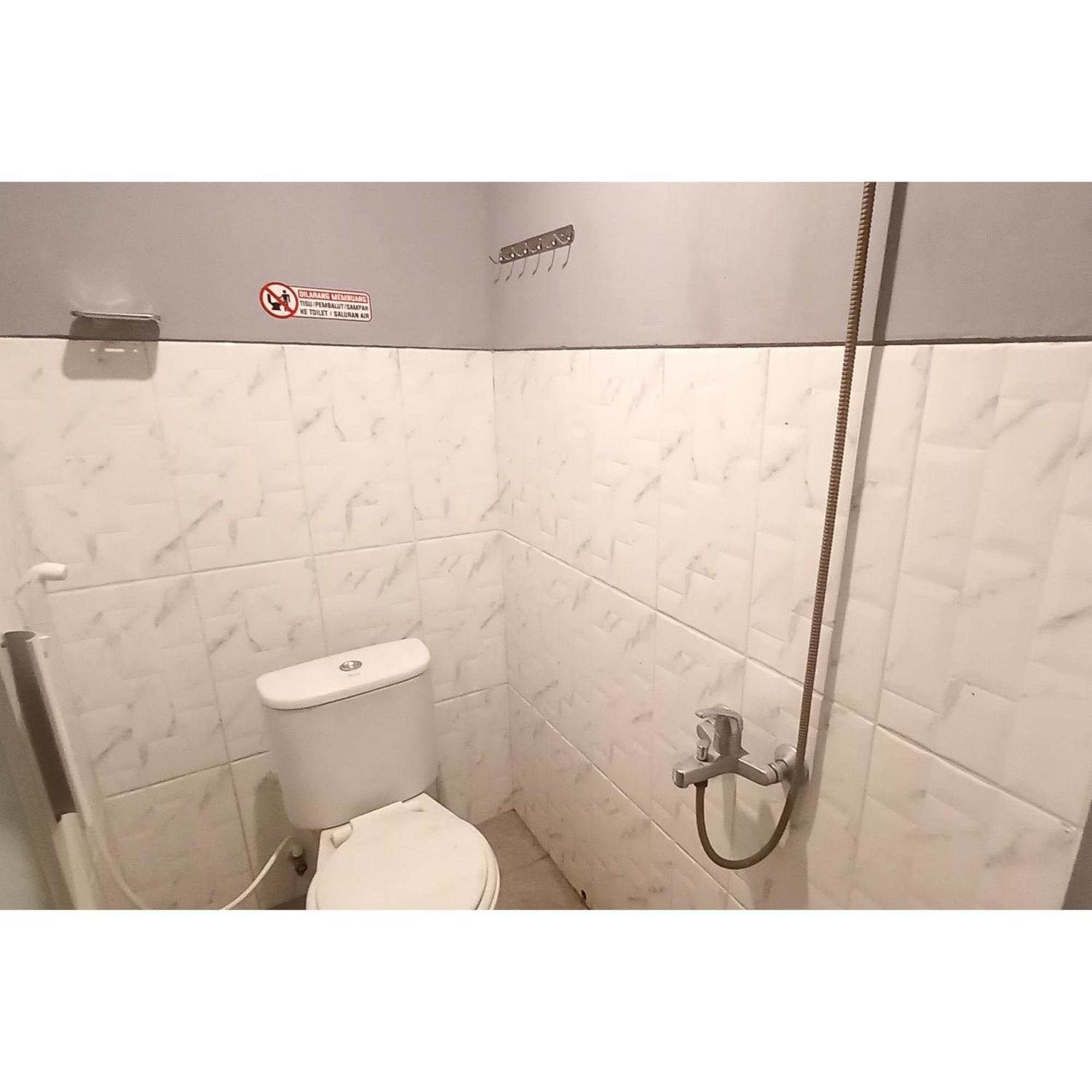 Reddoorz At Deluxe Hotel Near Terminal Purabaya Bungurasih Sidoarjo Bagian luar foto
