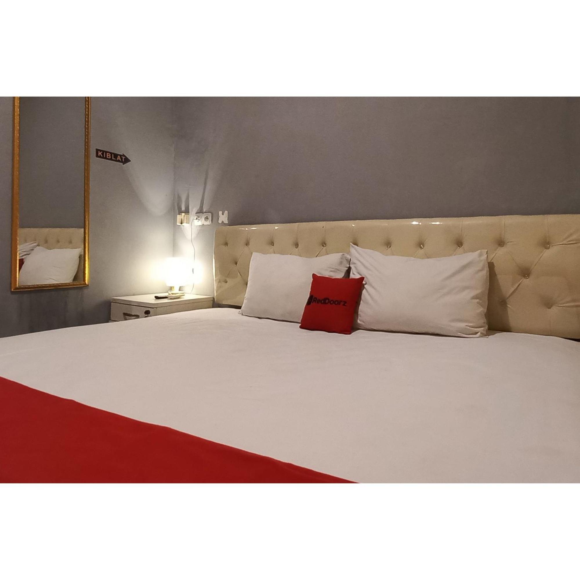 Reddoorz At Deluxe Hotel Near Terminal Purabaya Bungurasih Sidoarjo Bagian luar foto