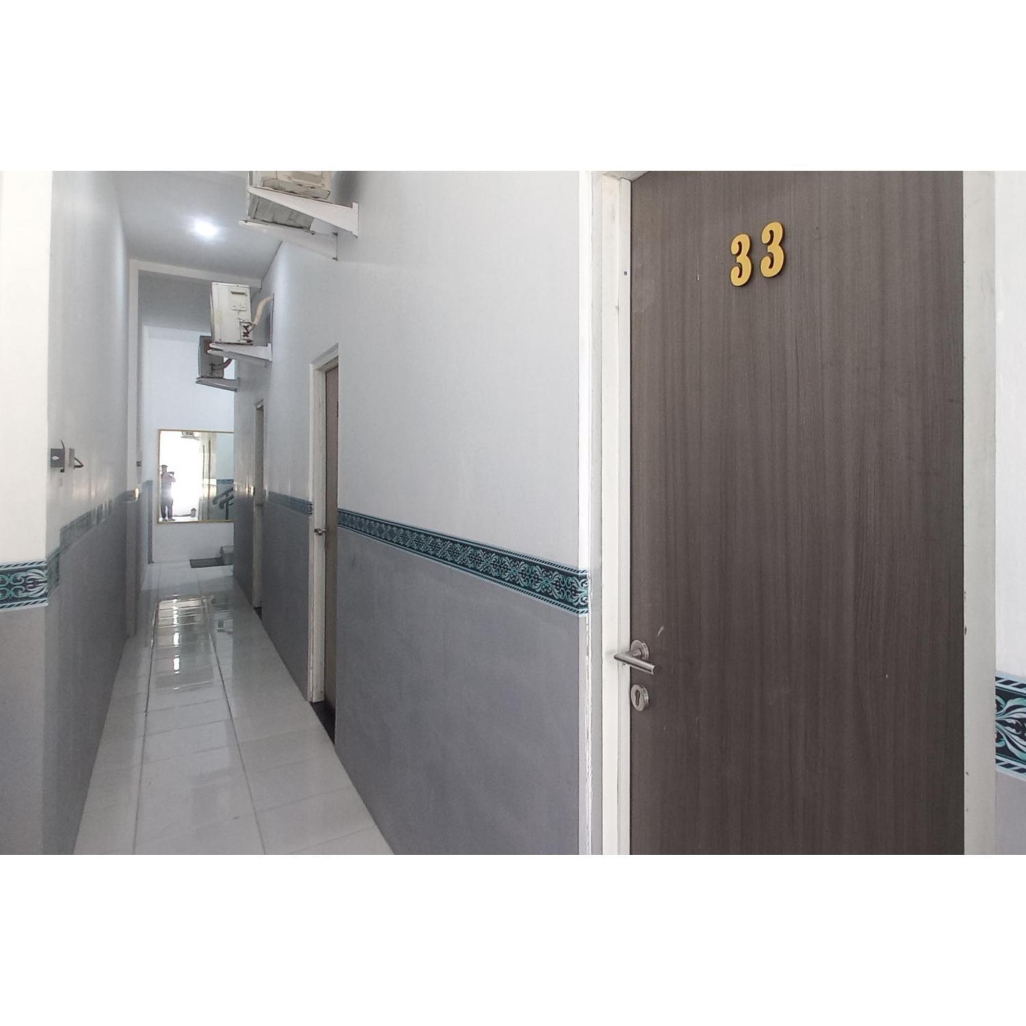 Reddoorz At Deluxe Hotel Near Terminal Purabaya Bungurasih Sidoarjo Bagian luar foto